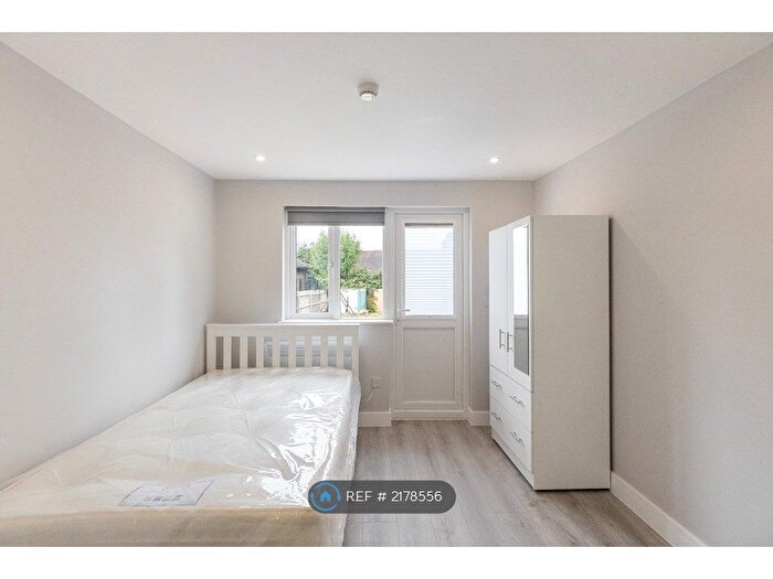 Studio To Rent In Falconer Road, Bushey, WD23