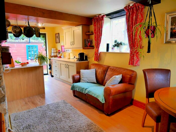 2 Bedroom Detached House For Sale In Anchor Road, Calne, SN11