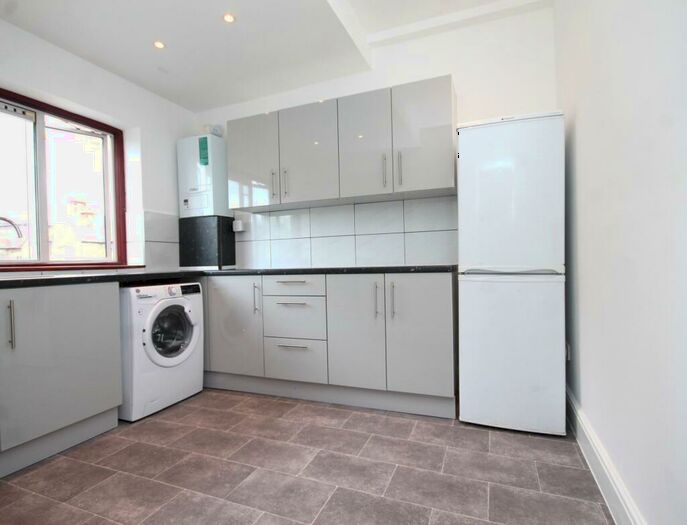 3 Bedroom Flat To Rent In The Drive, Golders Green, NW11