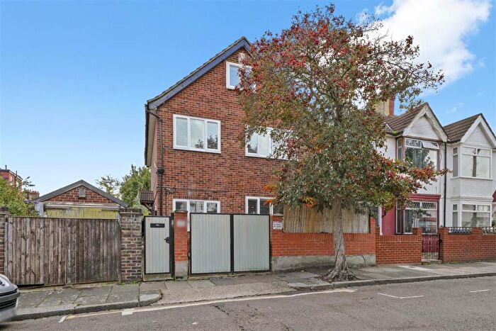 4 Bedroom Detached House To Rent In Stanley Road, Mitcham, CR4