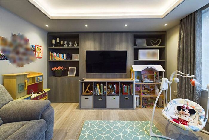 3 Bedroom Apartment For Sale In Brookland Rise, London, NW11