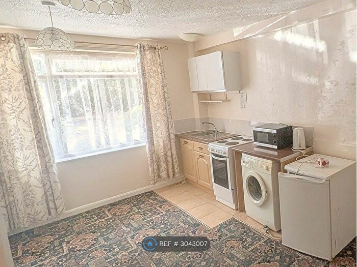 Studio To Rent In Pinelands, Bournemouth, BH1