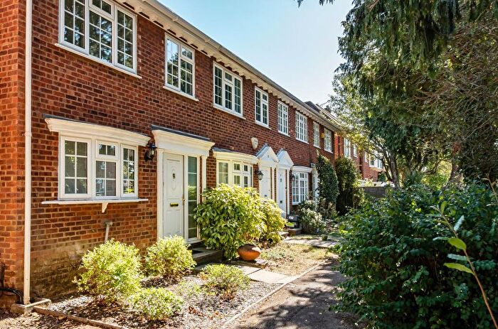 3 Bedroom End Of Terrace House For Sale In Little Cedars, Woodside Park, N12