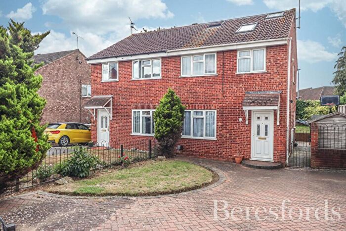 5 Bedroom Semi-Detached House For Sale In Clachar Close, Chelmsford, CM2
