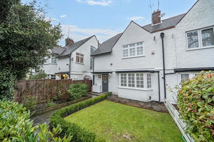4 Bedroom Semi Detached House For Sale In Crooked Usage, Finchley, N3