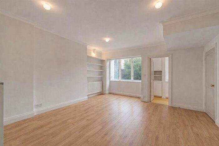 1 Bedroom Flat To Rent In Hyde Park Crescent, Paddington, London, W2