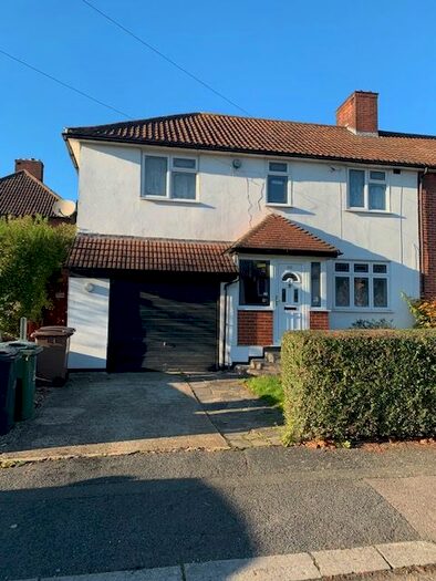 4 Bedroom Semi-Detached House To Rent In Manor Farm Drive, Chingford E4