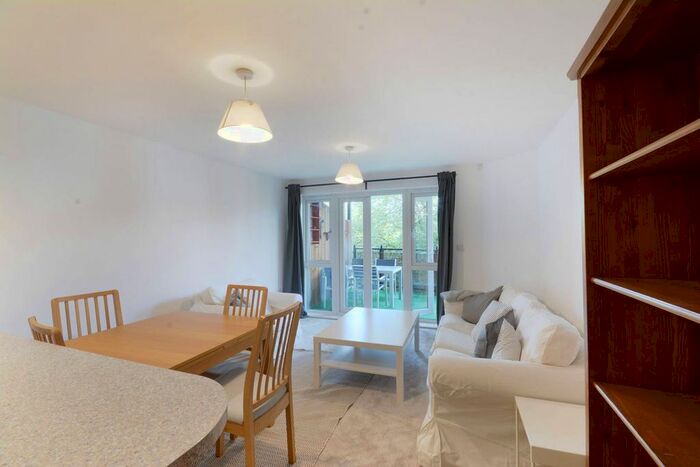 2 Bedroom Flat To Rent In St Georges Way, Camberwell, London, SE15