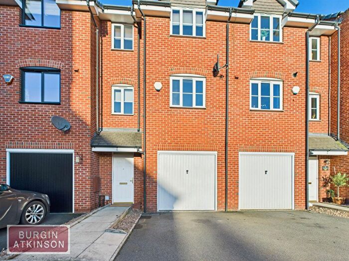 3 Bedroom Town House For Sale In Waterfields, Retford, DN22