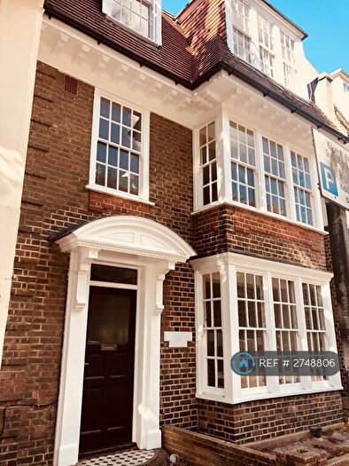 3 Bedroom Flat To Rent In Rochester Court, Hove, BN3