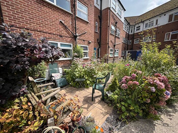 2 Bedroom Apartment For Sale In West Court, Bridport, DT6