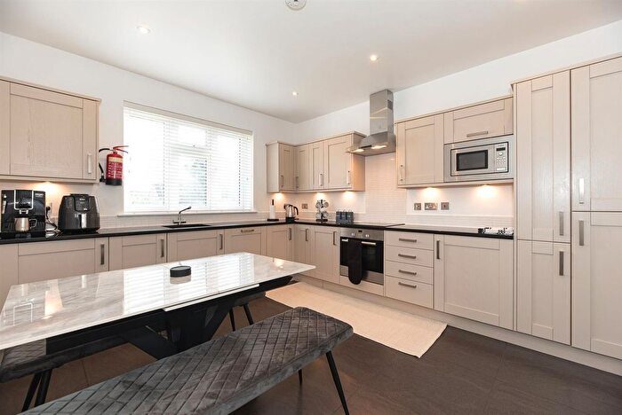 3 Bedroom Flat To Rent In New Broadway, Hampton Hill, Hampton, TW12