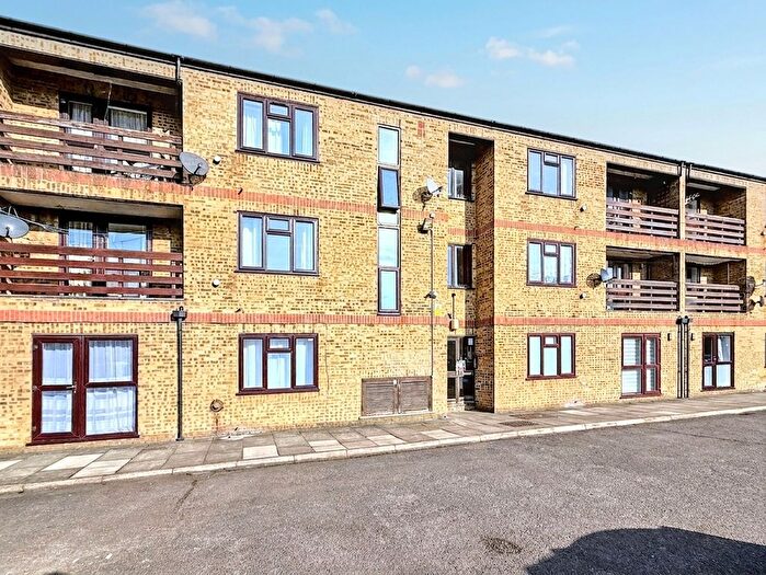 1 Bedroom Flat To Rent In Hows Road, Uxbridge, UB8