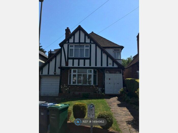 3 Bedroom Detached House To Rent In Queens Close, Edgware, HA8