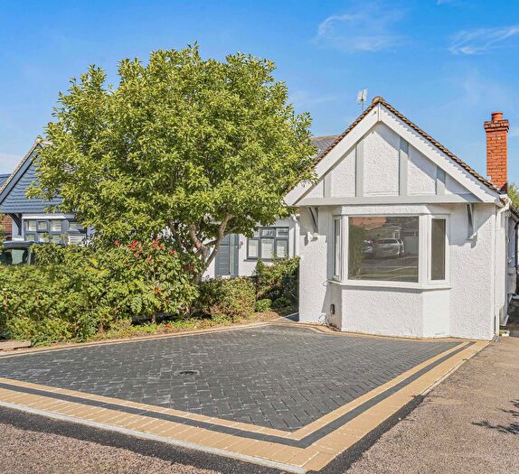 3 Bedroom Bungalow For Sale In Wroxham Gardens, Potters Bar, EN6