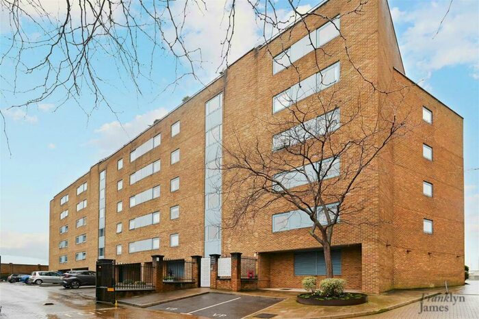 2 Bedroom Flat To Rent In Arnhem Place, Canary Wharf, E14
