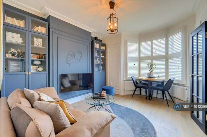 2 Bedroom Flat To Rent In Leahurst Road, London, SE13