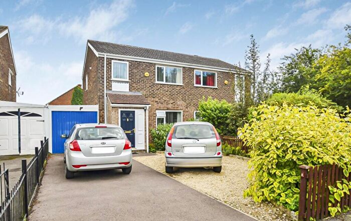 3 Bedroom Semi-Detached House For Sale In Lawrence Way, Bicester, OX26