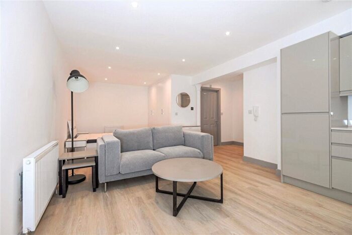 Studio To Rent In London Court, East Street, Reading, Berkshire, RG1