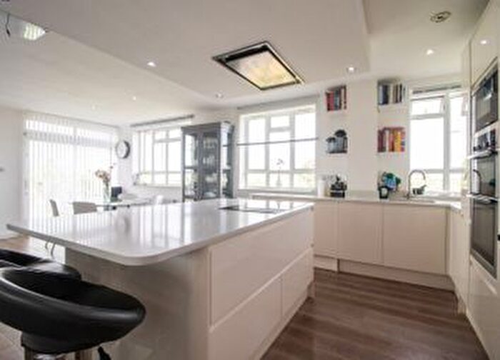 2 Bedroom Flat To Rent In Mapesbury Road, London, NW2