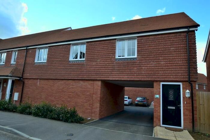 2 Bedroom Flat To Rent In Whittaker Drive, Horley, RH6