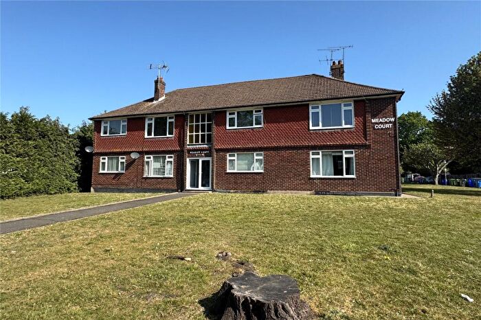 2 Bedroom Flat For Sale In Anchor Meadow, Farnborough, Hampshire, GU14
