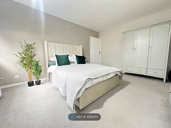 2 Bedroom Flat To Rent In Hillside Court, Leeds, LS7