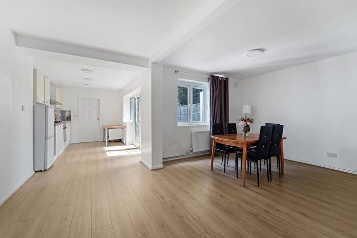 3 Bedroom Flat To Rent In Linkway, Raynes Park, London, SW20