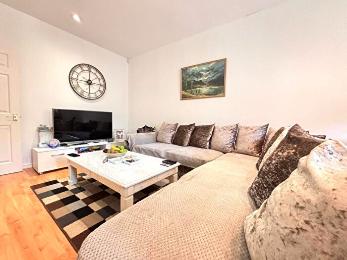 2 Bedroom Flat To Rent In Meadside Close, Beckenham, BR3