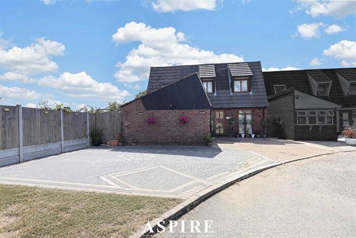 4 Bedroom Detached House For Sale In Woodcote Crescent, Basildon, SS13