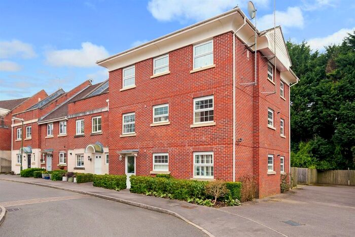 2 Bedroom Flat To Rent In Spiro Close, Pulborough, West Sussex, RH20