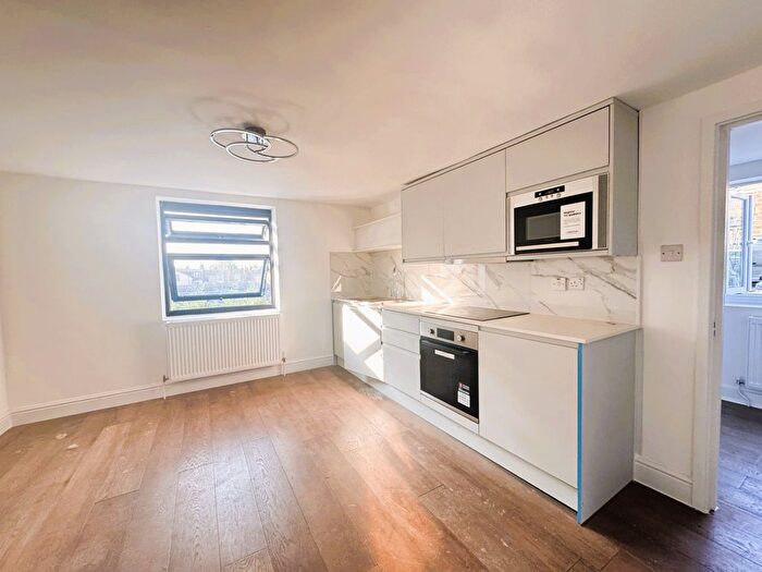 2 Bedroom Flat To Rent In Edgeley Lane, London, SW4