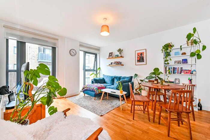 2 Bedroom Flat To Rent In Hythe House, Finsbury Park, London, N4