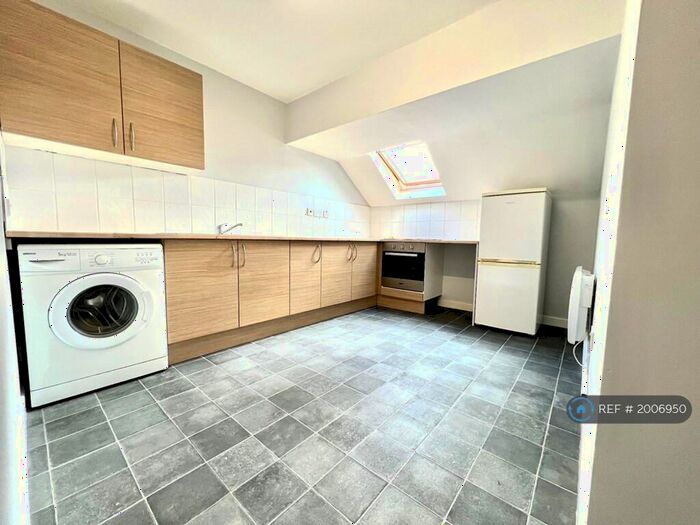 2 Bedroom Flat To Rent In Warburton Place, Manchester, M46