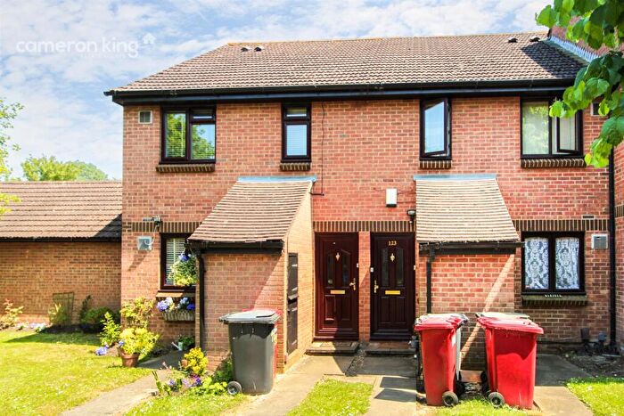 1 Bedroom Flat For Sale In Vicarage Way, Colnbrook, SL3