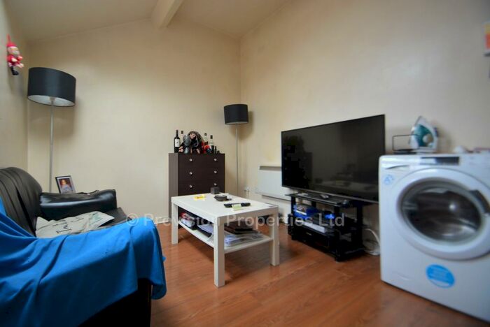 1 Bedroom Flat To Rent In Moorland Avenue, Hyde Park, Leeds, LS6