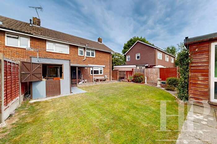 4 Bedroom End Of Terrace House For Sale In Martyrs Avenue, Crawley, RH11