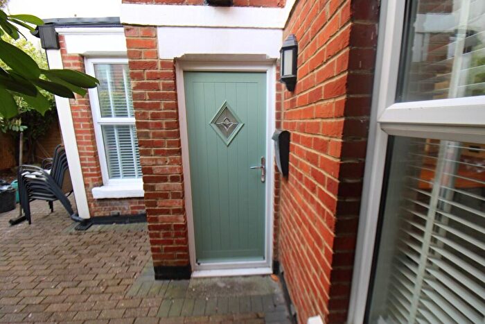 2 Bedroom Flat To Rent In New Road, SO45