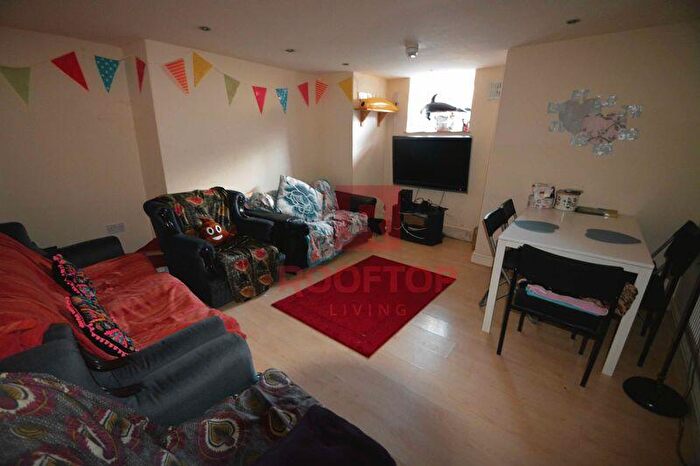 8 Bedroom House To Rent In Mayville Avenue, Leeds, LS6