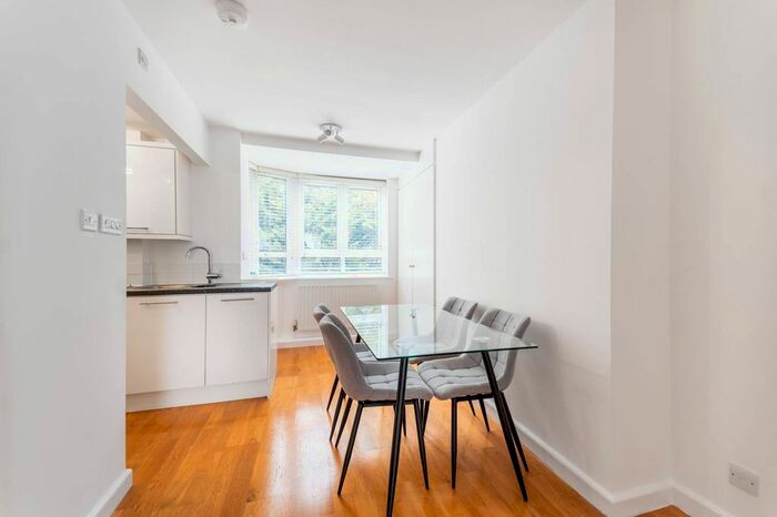 2 Bedroom Flat To Rent In Kew Bridge Court, Chiswick, London, W4