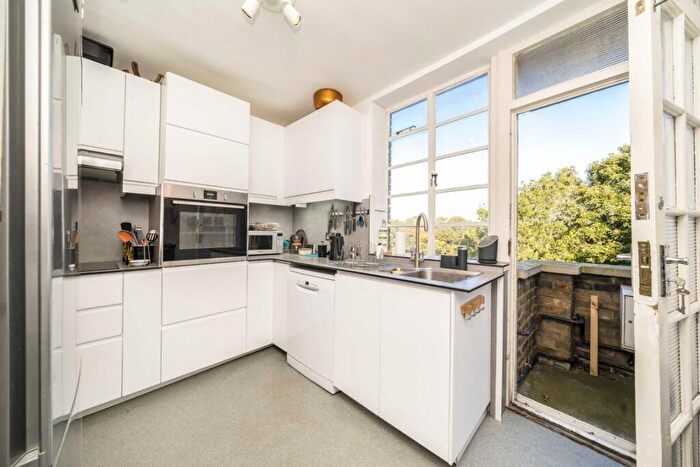 2 Bedroom Flat For Sale In Cholmeley Park, Highgate, N6
