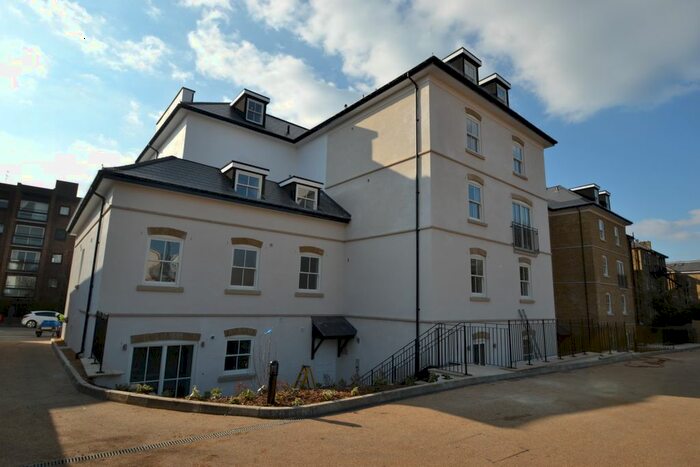 2 Bedroom Flat To Rent In Avenue Elmers, Surbiton, KT6