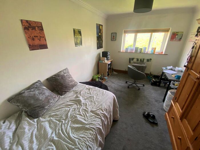 6 Bedroom House To Rent In Hollin Mount, Leeds, LS16