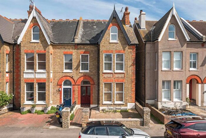 2 Bedroom Apartment For Sale In Beacon Road, Herne Bay, CT6