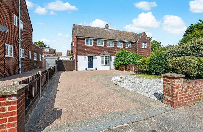 3 Bedroom Semi-Detached House For Sale In The Avenue, Aylesford, ME20