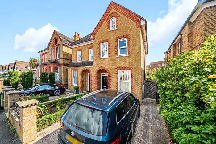 1 Bedroom Flat To Rent In Vicarage Road, Hampton Wick, KT1