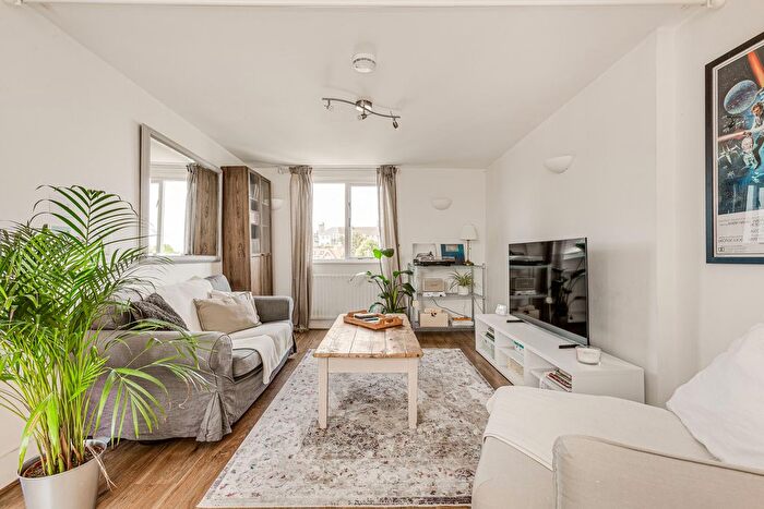 1 Bedroom Flat For Sale In Onslow Road, Surrey, TW10