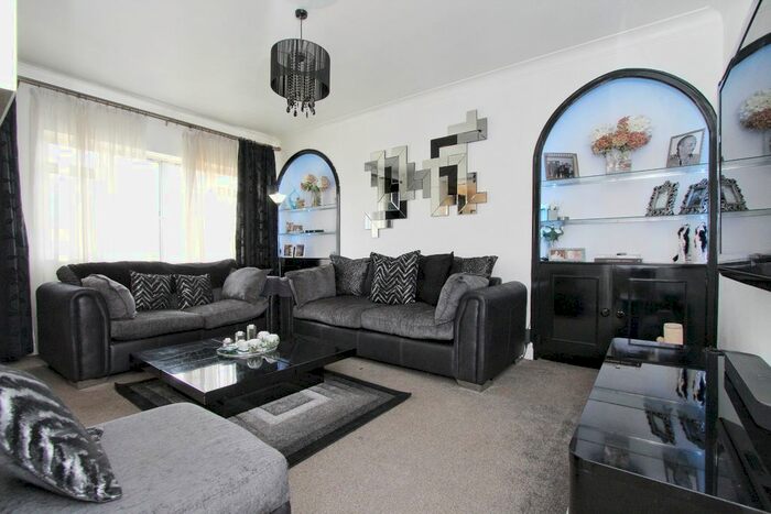 3 Bedroom Flat To Rent In Gliddon Road, London, Greater London, W14