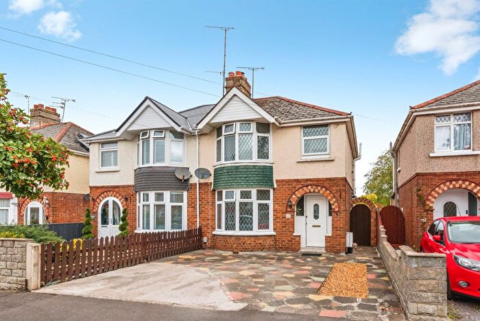 3 Bedroom Semi-Detached House For Sale In Richmond Road, Swindon, SN2