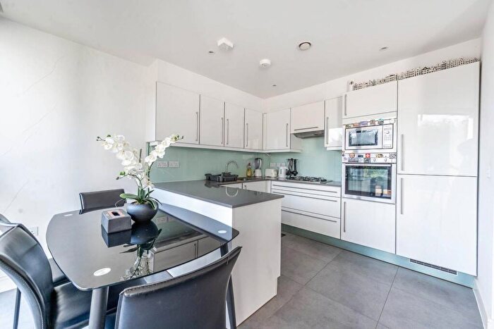 3 Bedroom Flat For Sale In Edgwarebury Lane, Edgware, HA8